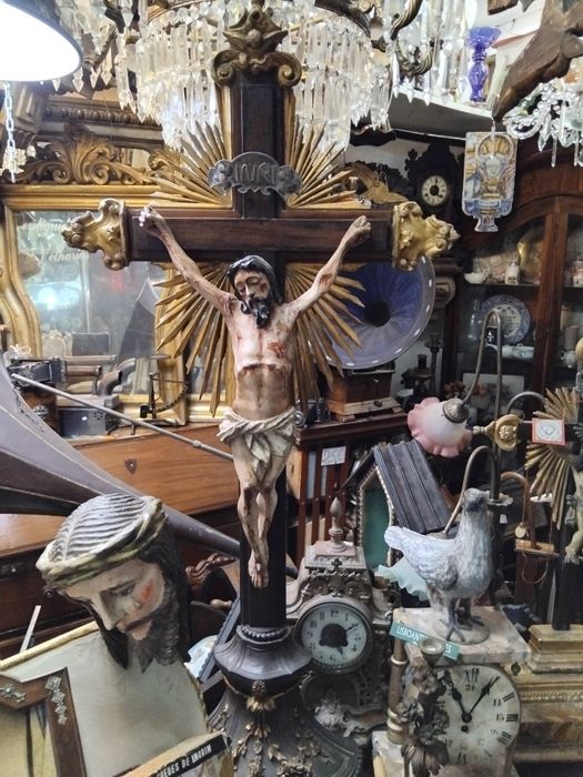 Estante litúrgica  com figura esculpido