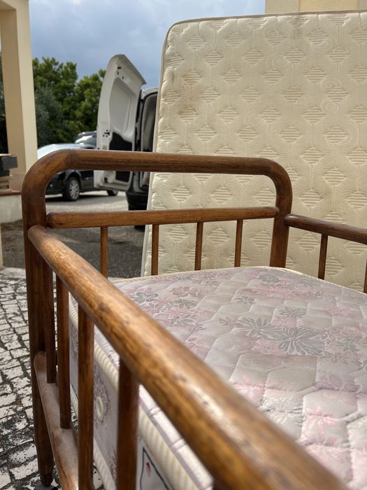 Cama de madeira de bebé