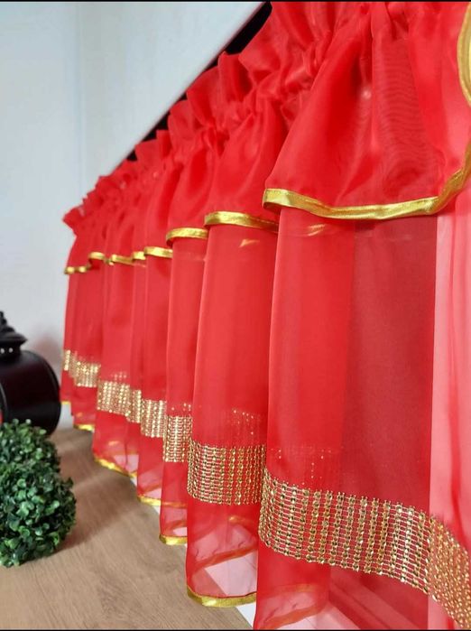 Piękna świąteczna zazdroska uszyta z woalu czerwonego