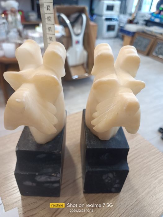 Figurka psa z onyksu