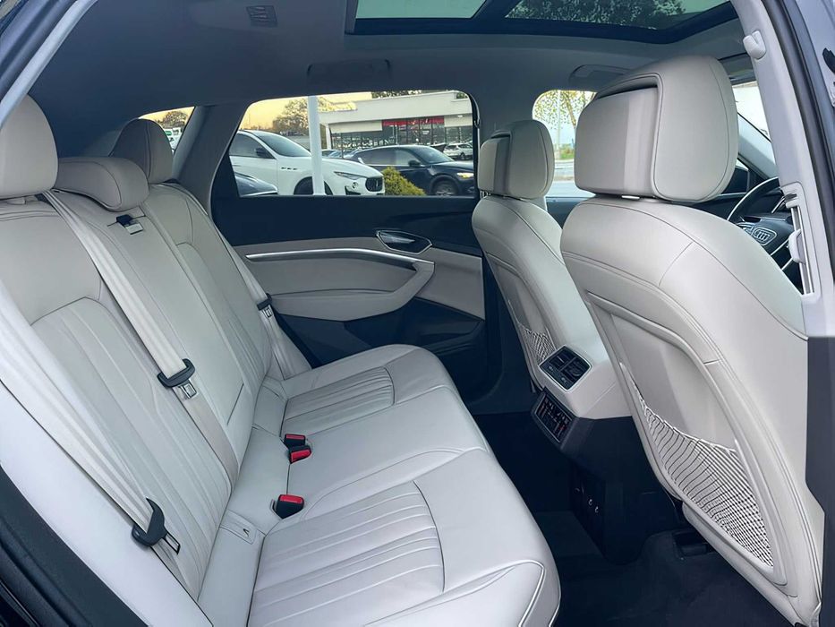 Audi e-tron      2023