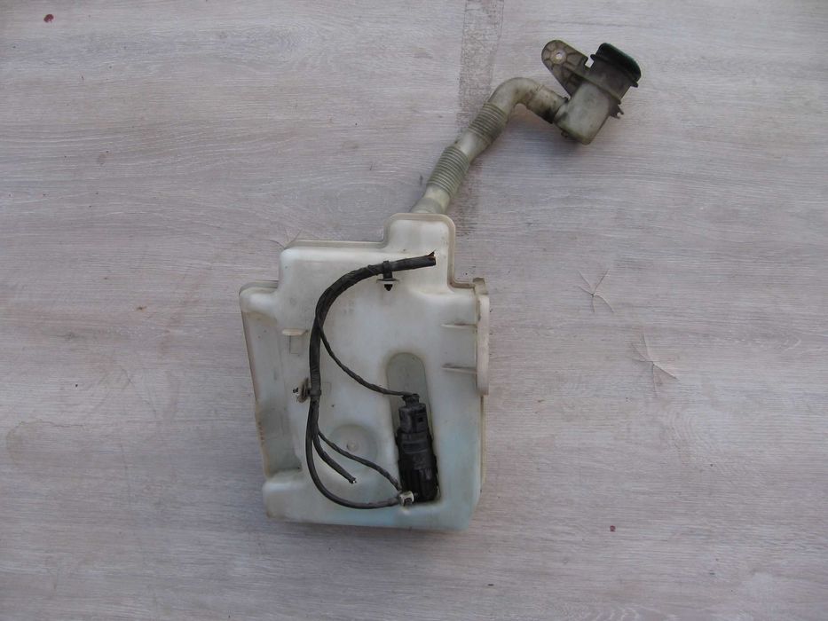 Zbiorniczek spryskiwaczy pompka Skoda Superb II Octavia II