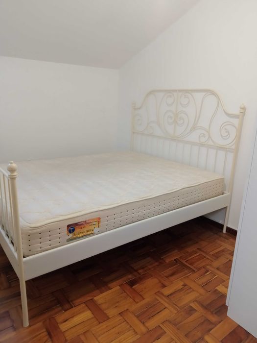 Cama de casal IKEA com estrado e colchão
