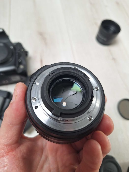 Nikon D700 + Nikkor 50mm f1.8 G + grip MB-D10 + gratisy
