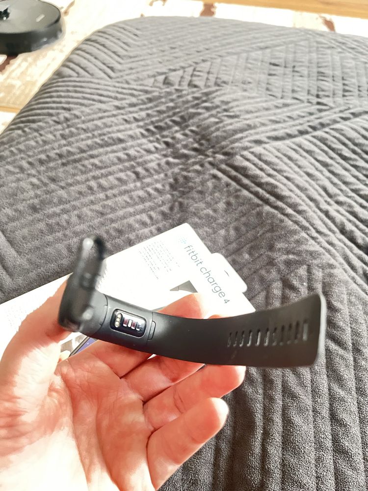 Фітнес годинник fitbit charge 4