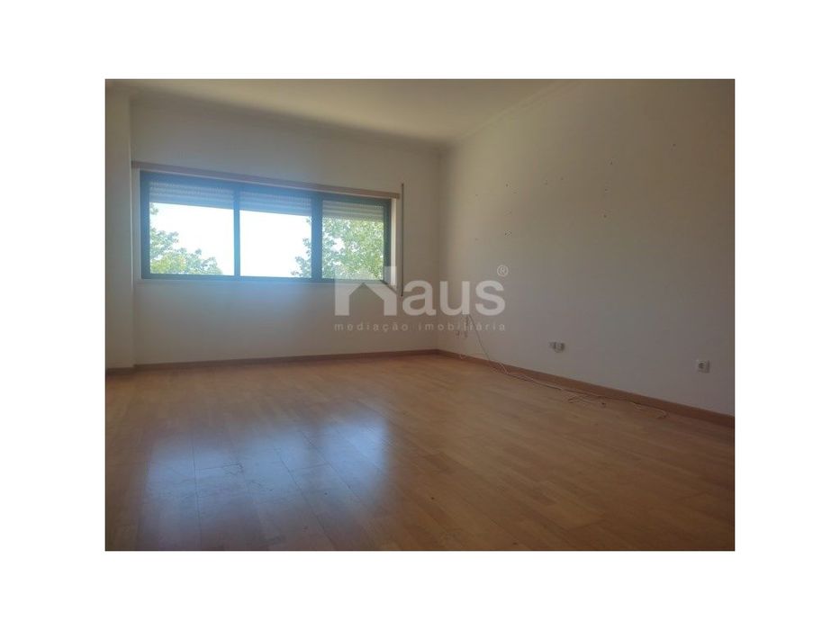 T2 com parqueamento e arrecadação