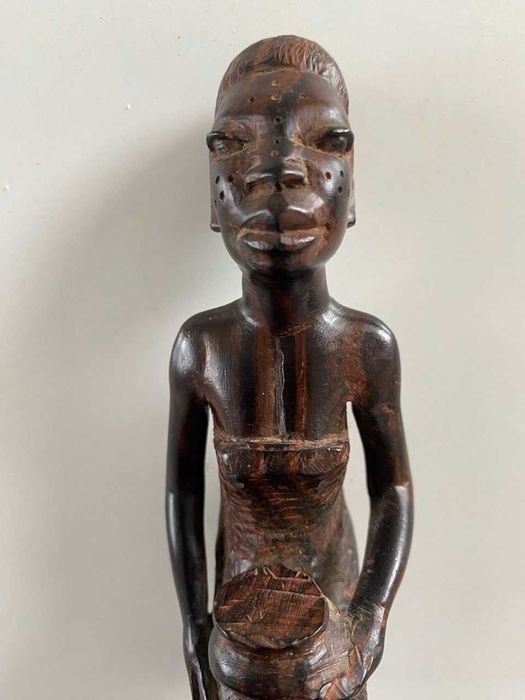 Ręcznie rzeźbiona figurka z drewna joruba, dekoracja.