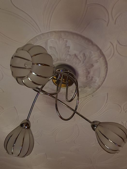 Lampa pokojowa mleczno-srebrna trójpunktowa