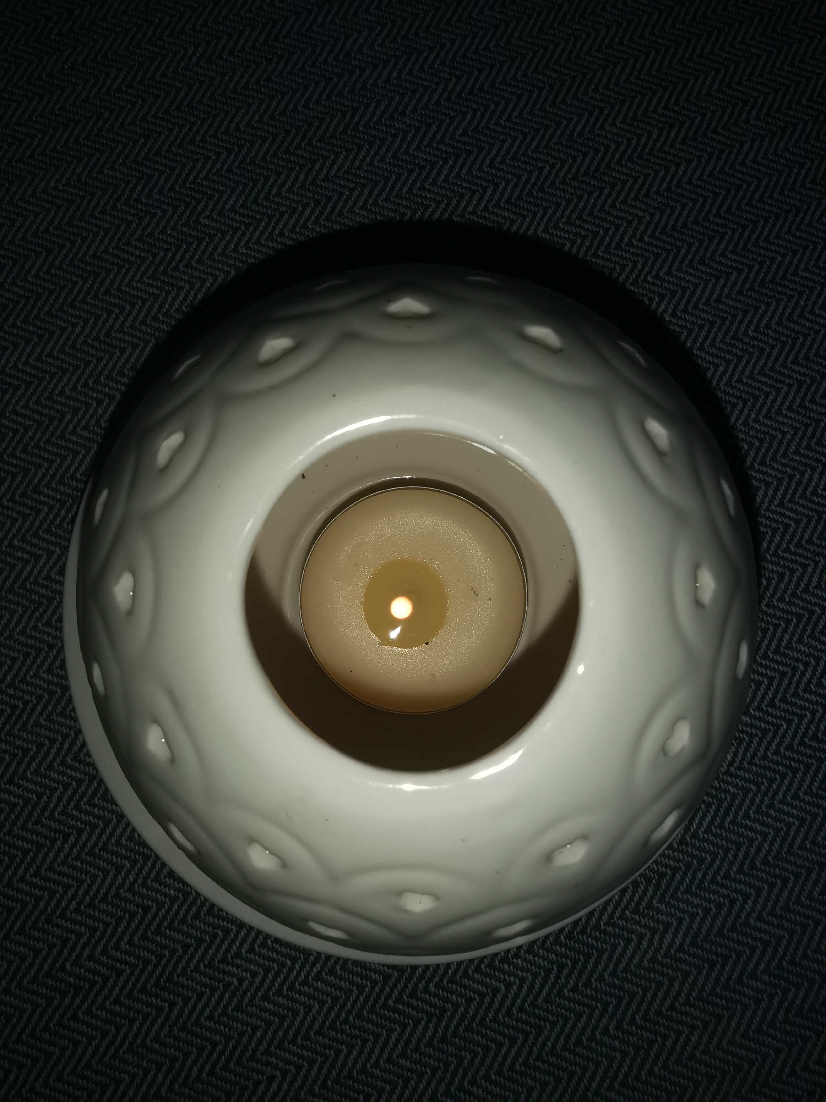 Biały okrągły świecznik w serduszka