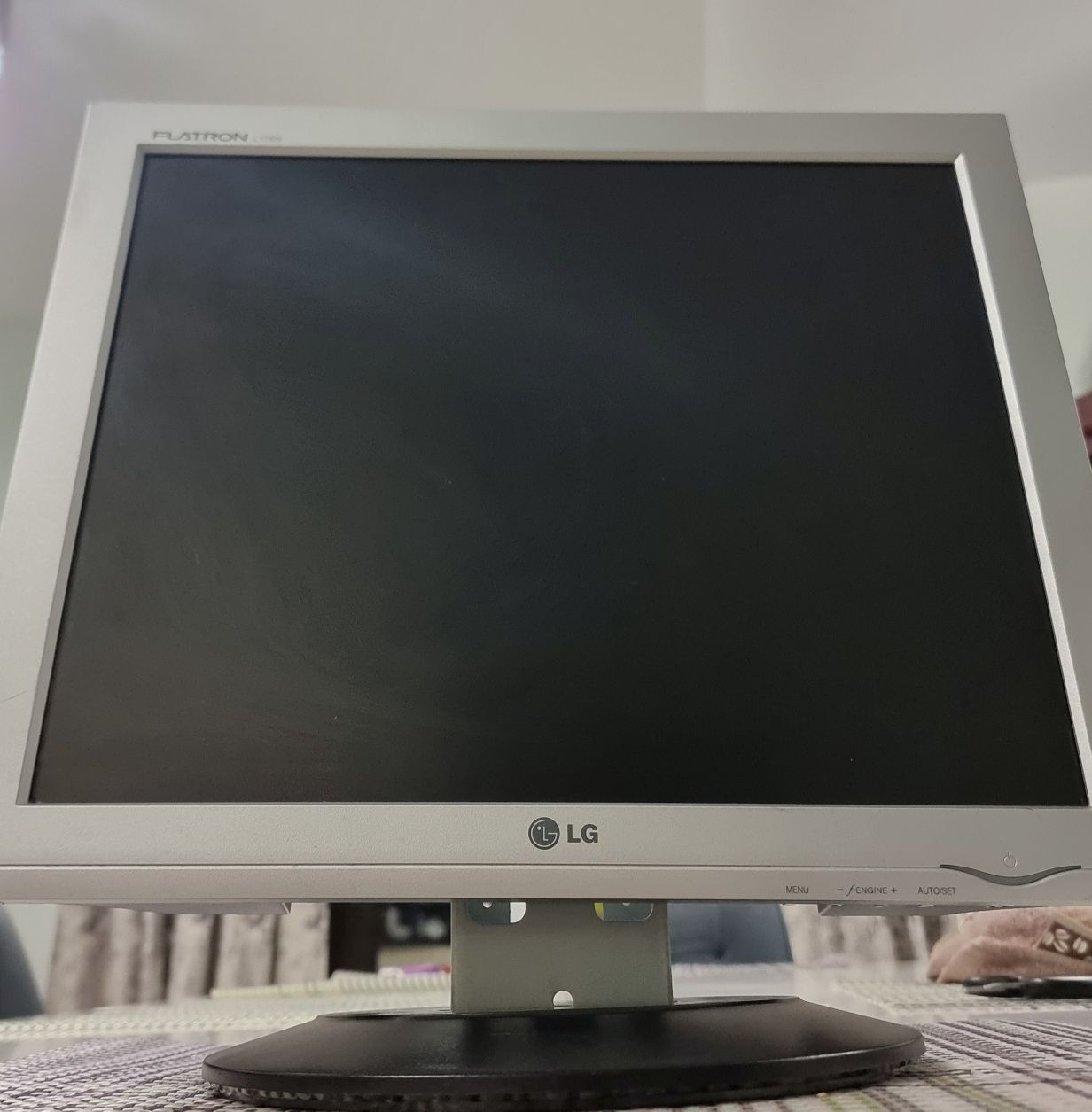 LG Flatron L1732S в идеальном состоянии.