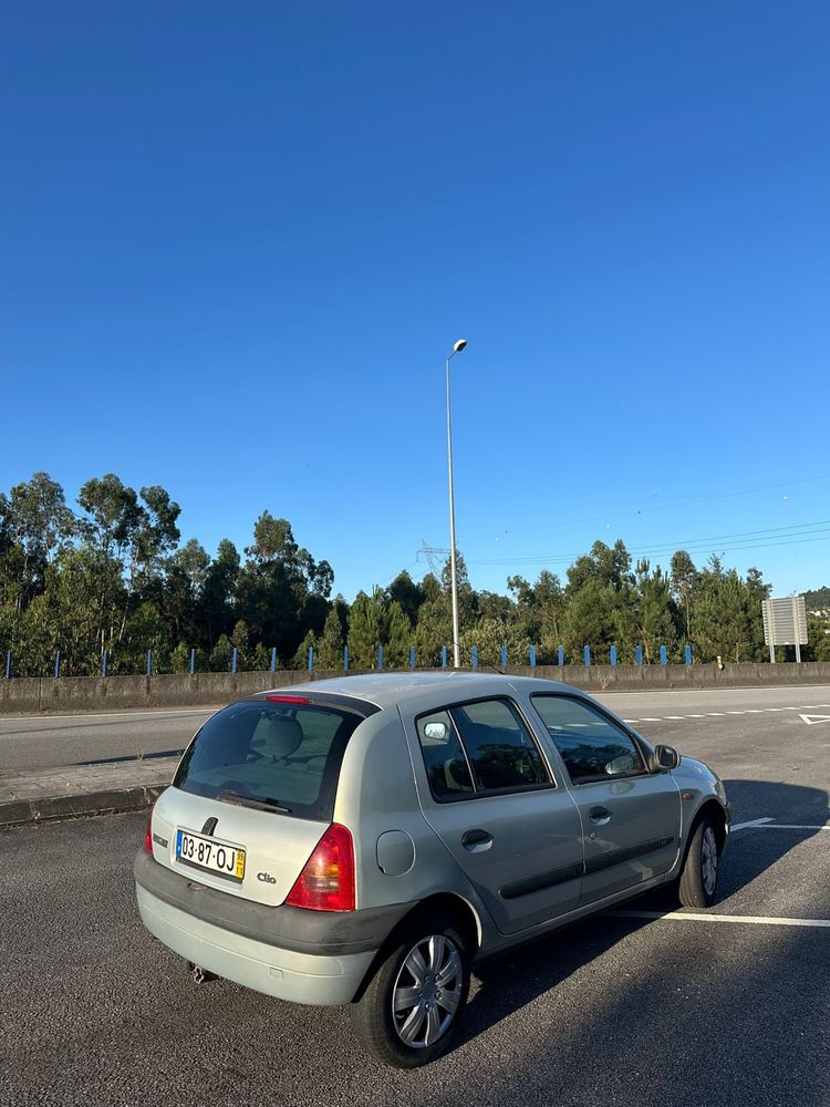Renault Clio 1.4 Gasolina – 75 cv | 5 Portas | Económico e Fiável