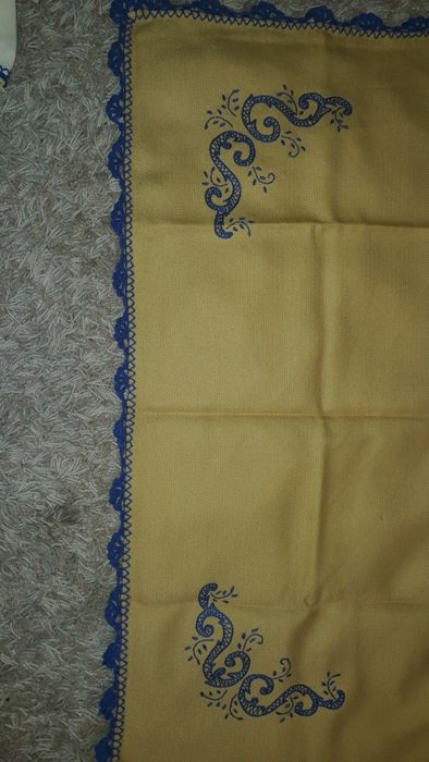 Panos em linho com renda e bordados