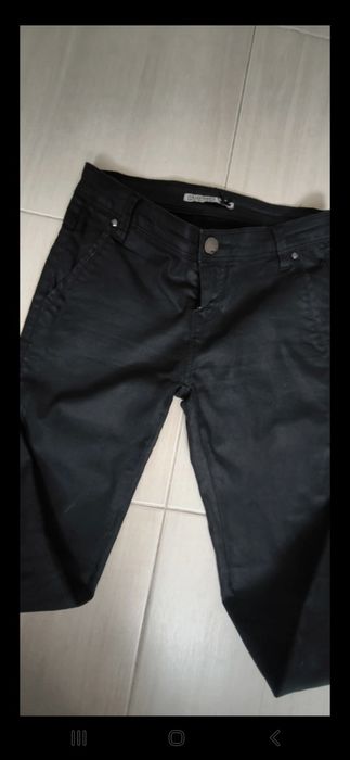 Czarne spodnie woskowane z połyskiem Stradivarius xs