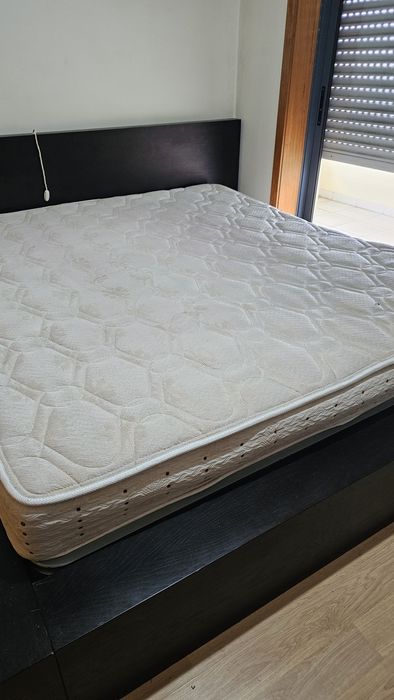 Cama king size com colchao, usada em bom estado, 300€