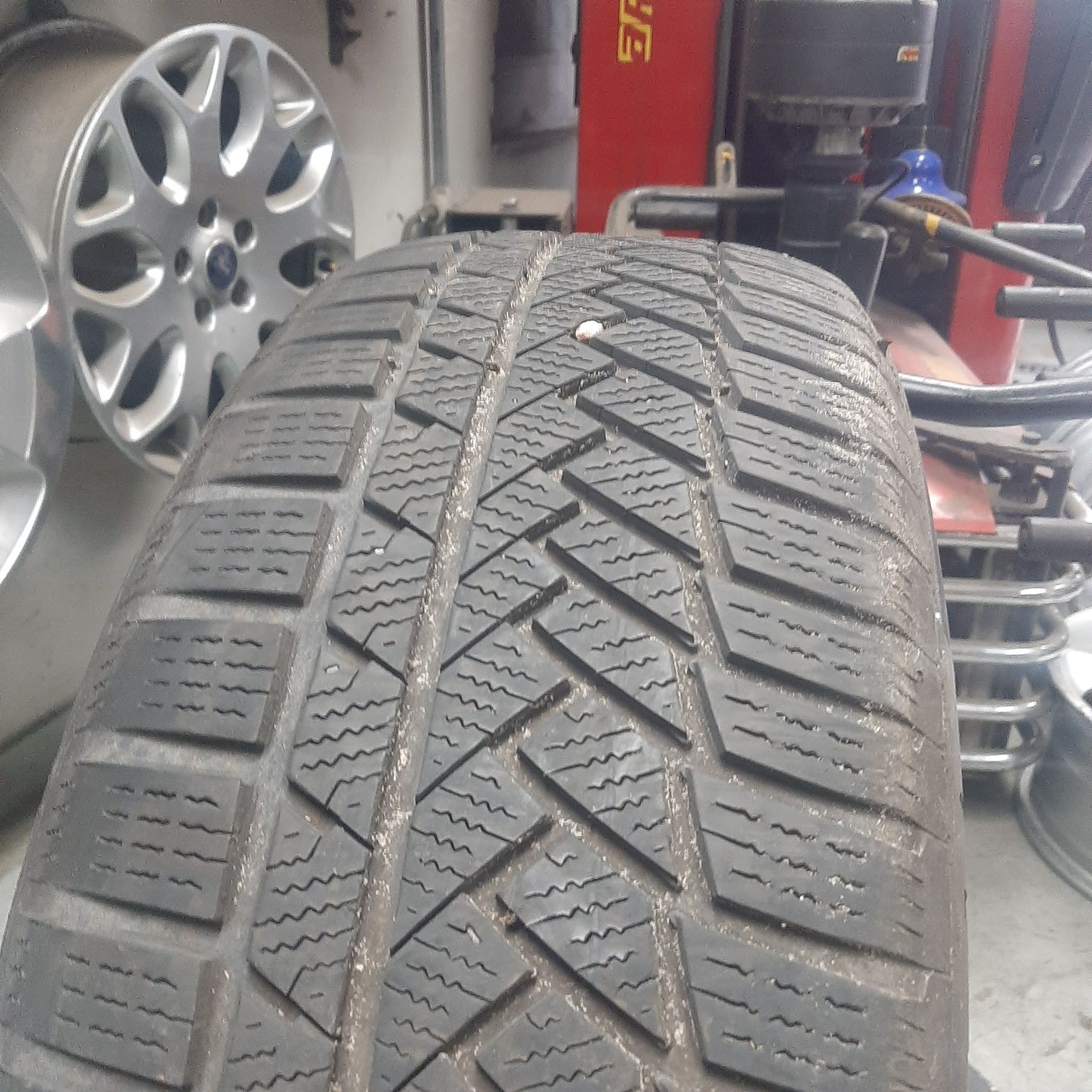 Opony Zimowe Continental 225/60R17 99H
