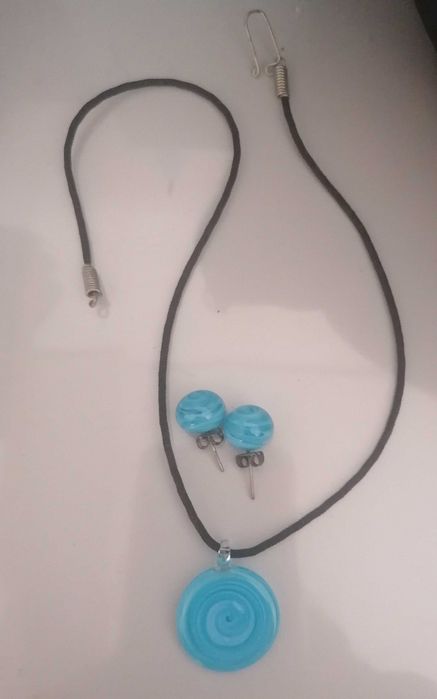 Colar e brincos azuis