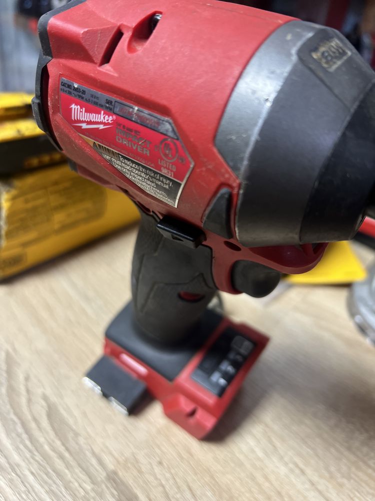 Бесщеточный импульсный шуруповерт Milwaukee M18 FUELT 2853-20