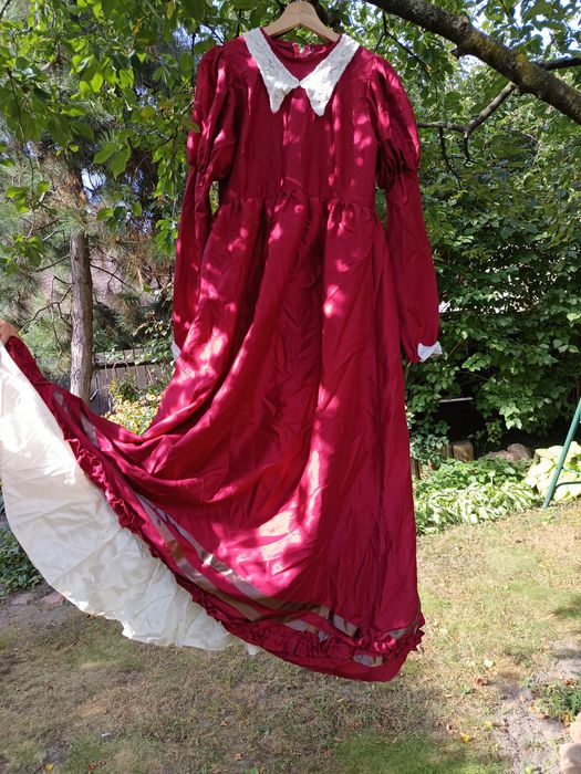 Czerwona suknia z kołnierzykiem