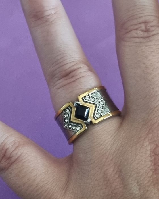 Anel bicolor, em aço, com zirconias e uma pedrinha preta. Só T20