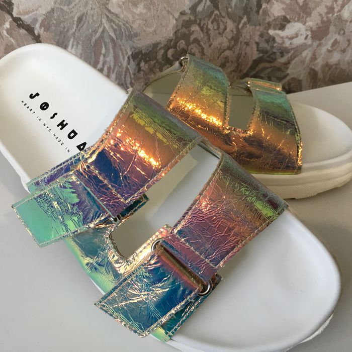 Яскраві жіночі сандалі