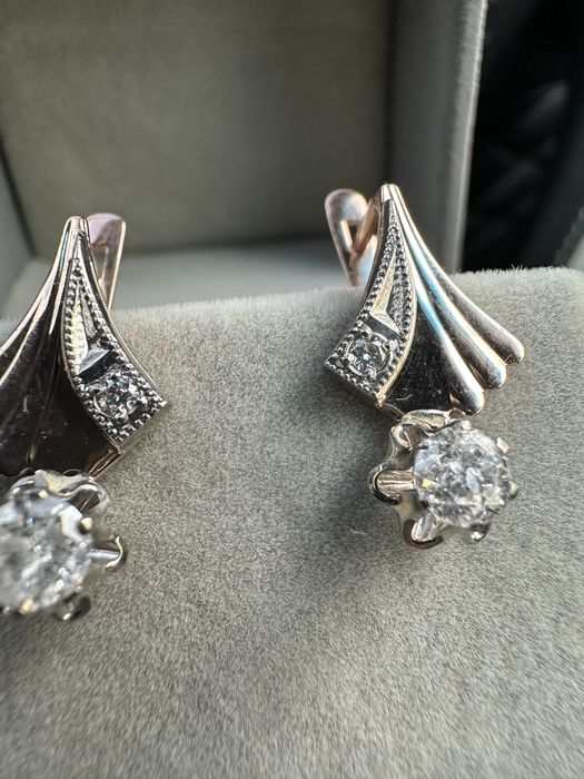 Золотые серьги с бриллиантами