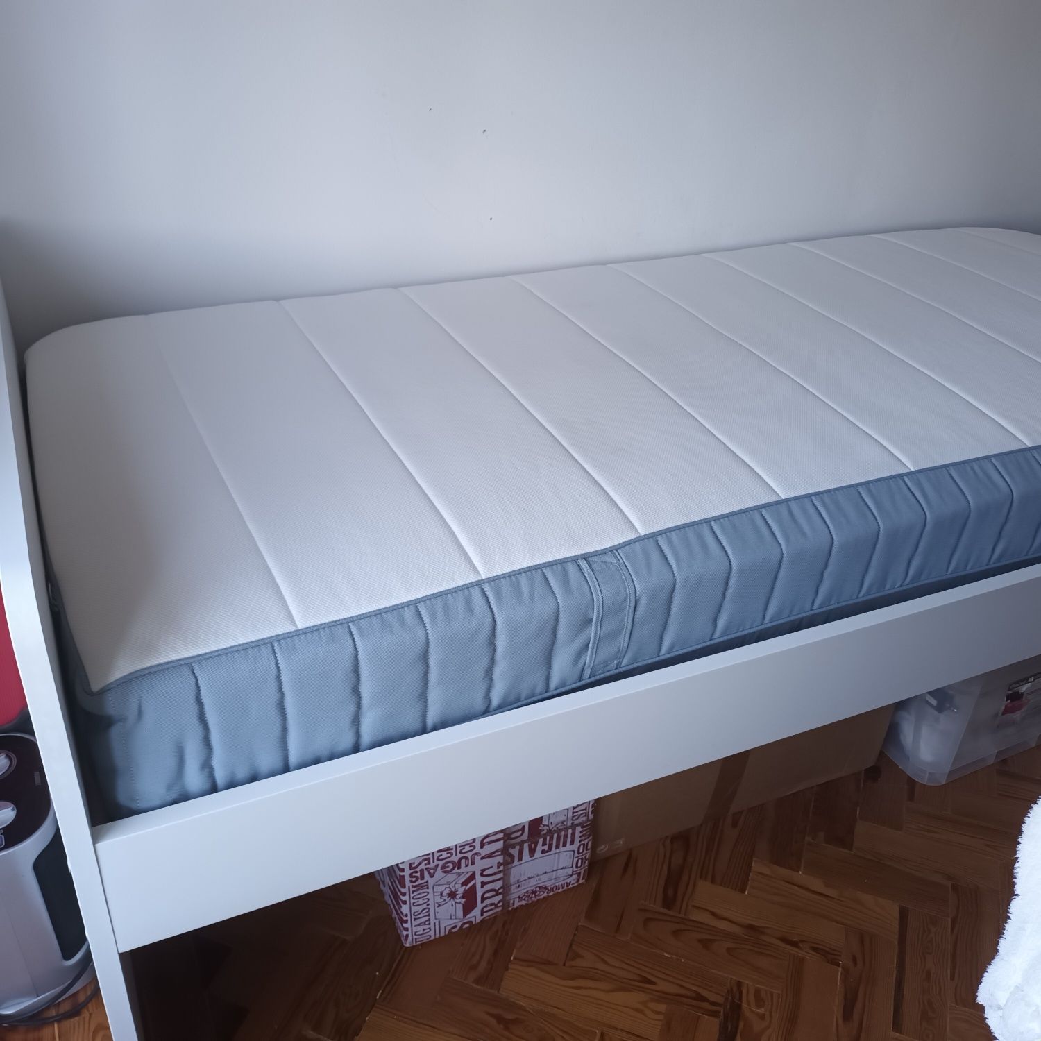 Conjunto cama e colchão solteiro