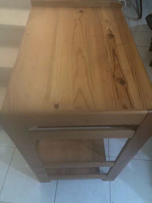 Mesa secretária de computador e teclado