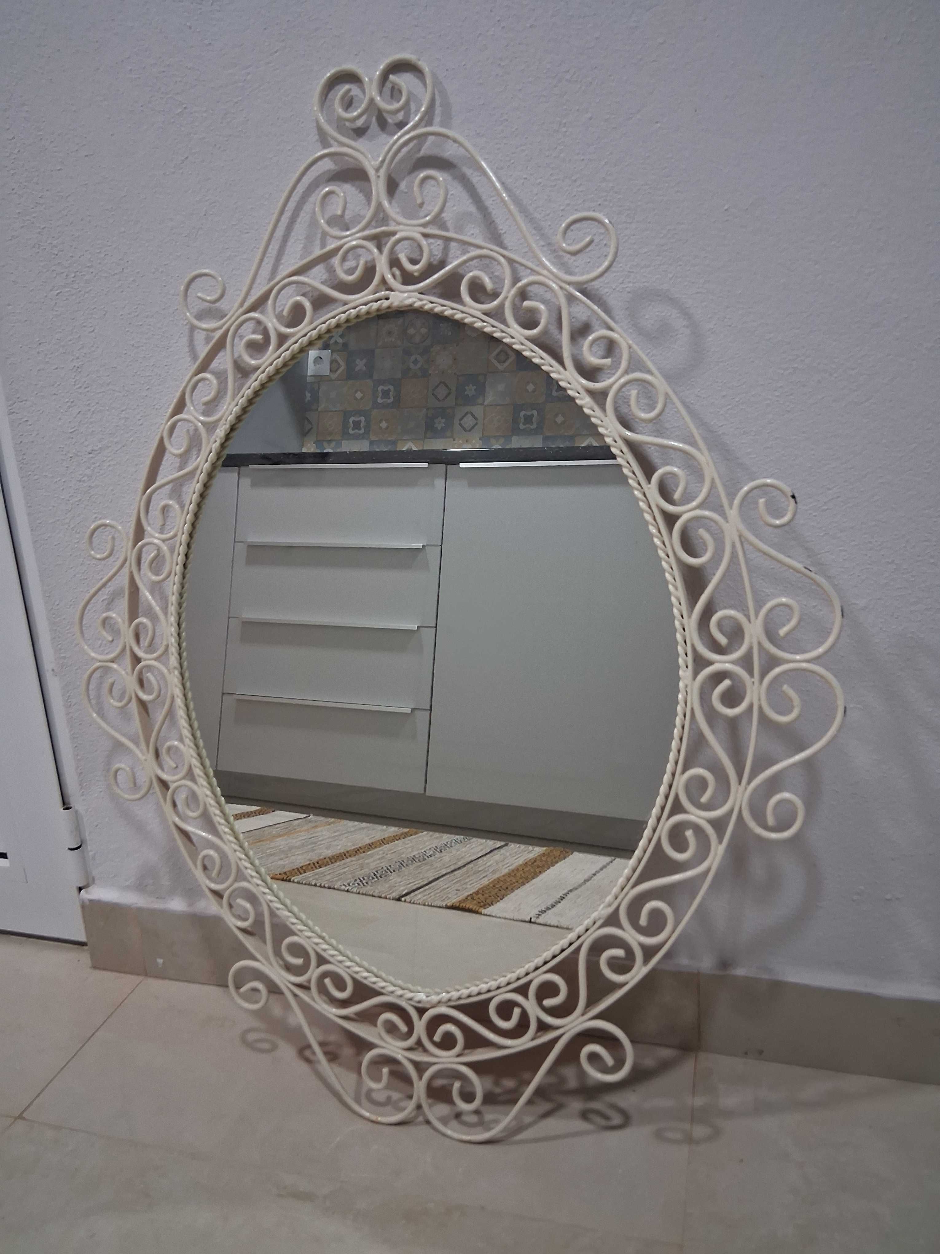 espelho ornamentado com ferro trabalhado