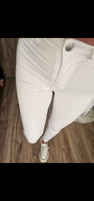 Biale spodnie z wysokim stanem