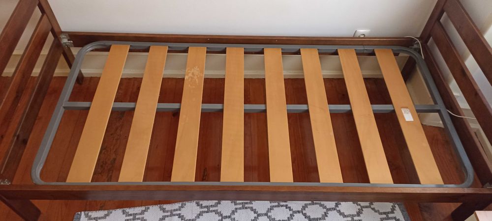 Cama de solteiro em pinho maciço escuro com estrado