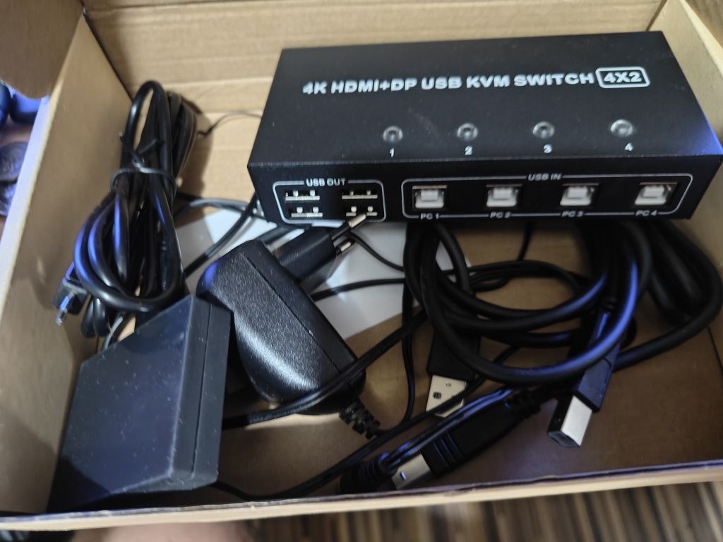 KVM do HDMI 4x2 jak nowy z zasilaczem i pilotem do zmieniania