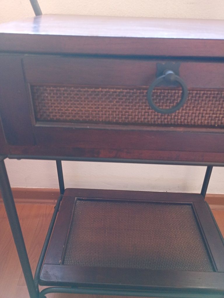 Mesa de cabeceira de ferro e madeira