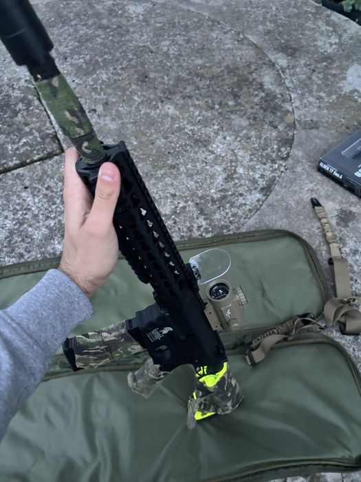 Metralhadora Lancer Tactical AIRSOFT a bateria