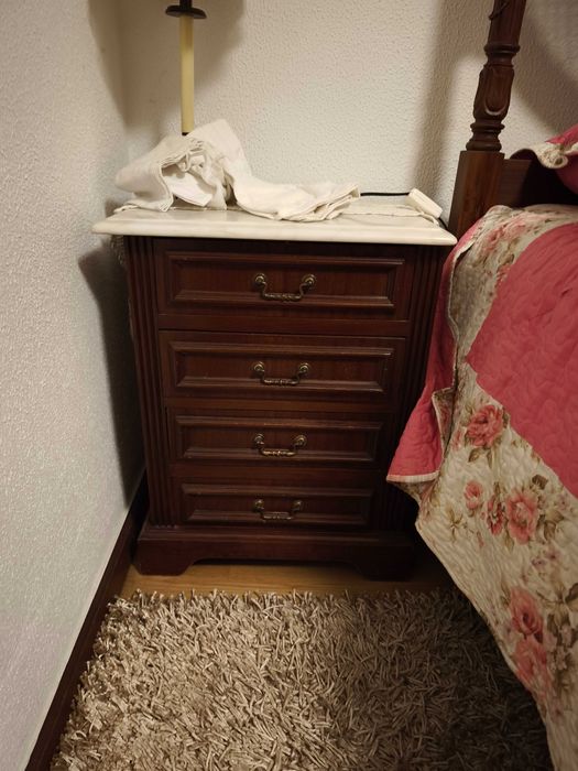 Cómoda e Mesinhas de cabeceira tampo em pedra