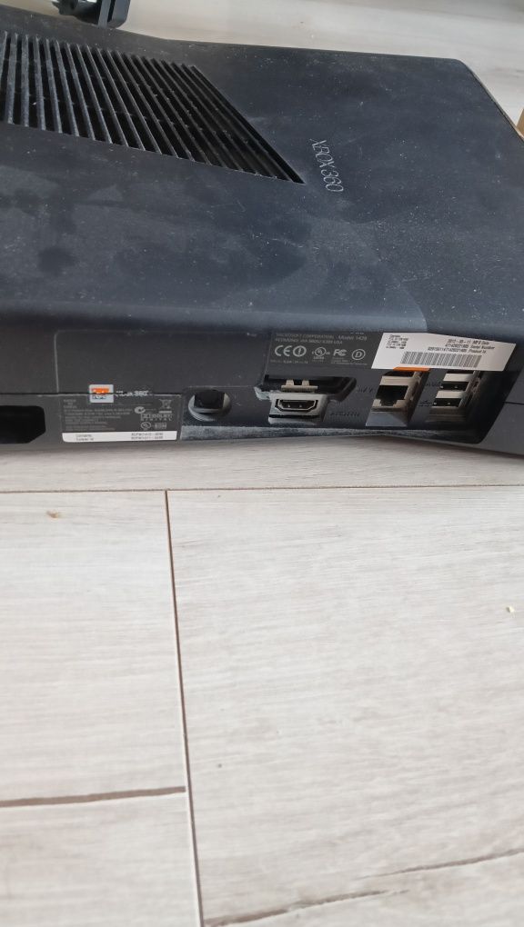 xbox 360 z padem oraz grą