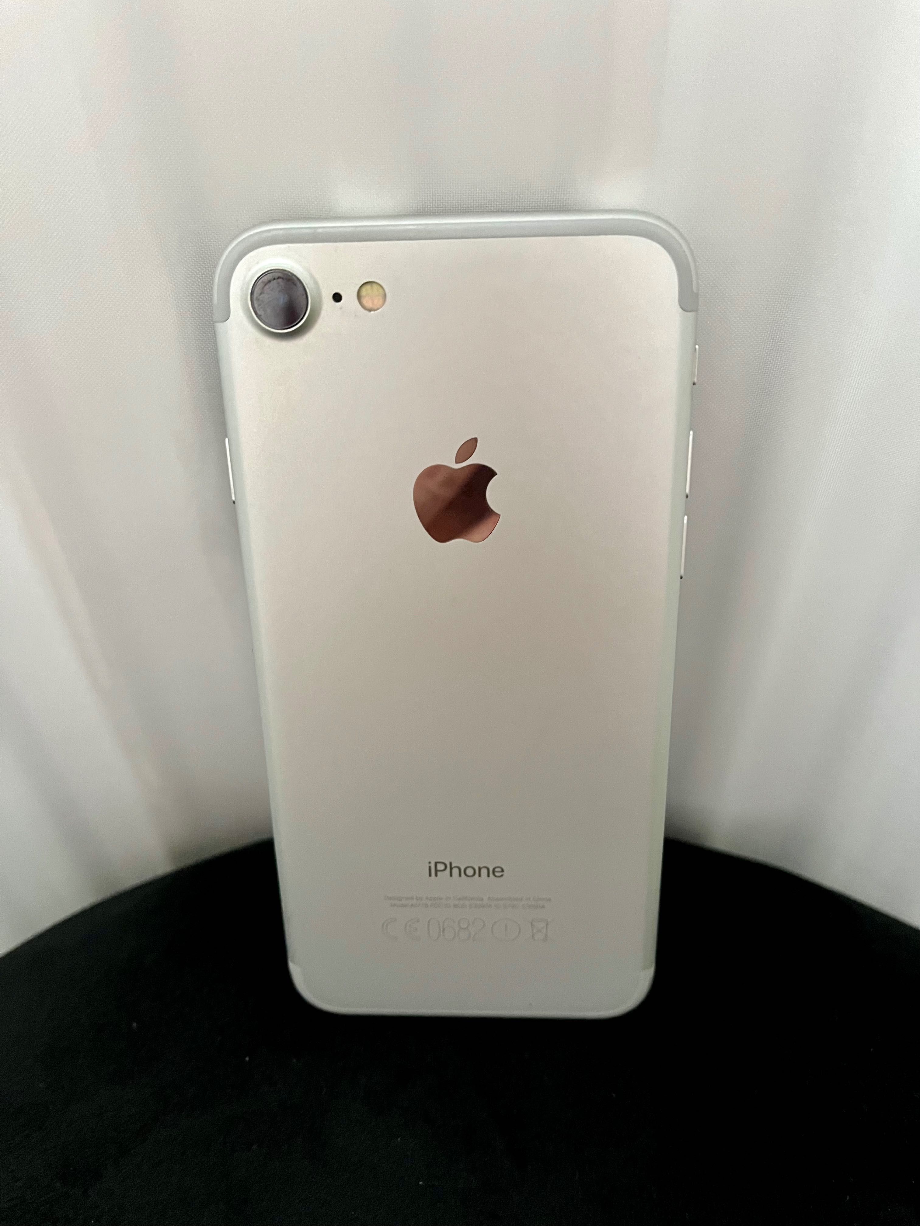 iPhone 7 silver z szybką ochronną i etui