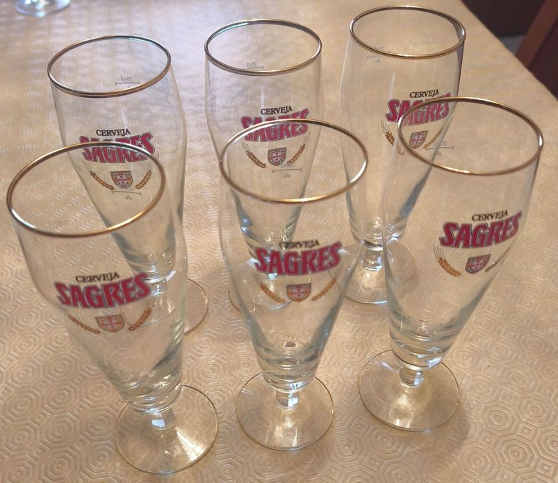 Copos altos de cerveja diferentes marcas