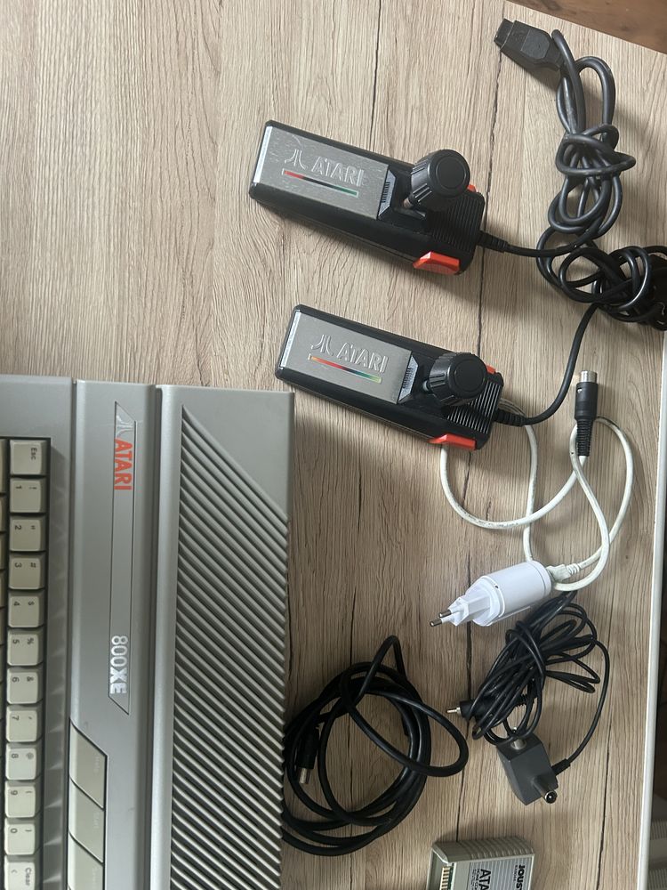 Atari 800 XE + 5 gier,zestaw