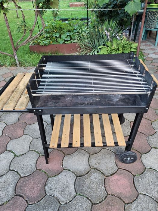 Мангал з решіткою барбекю та поличками.