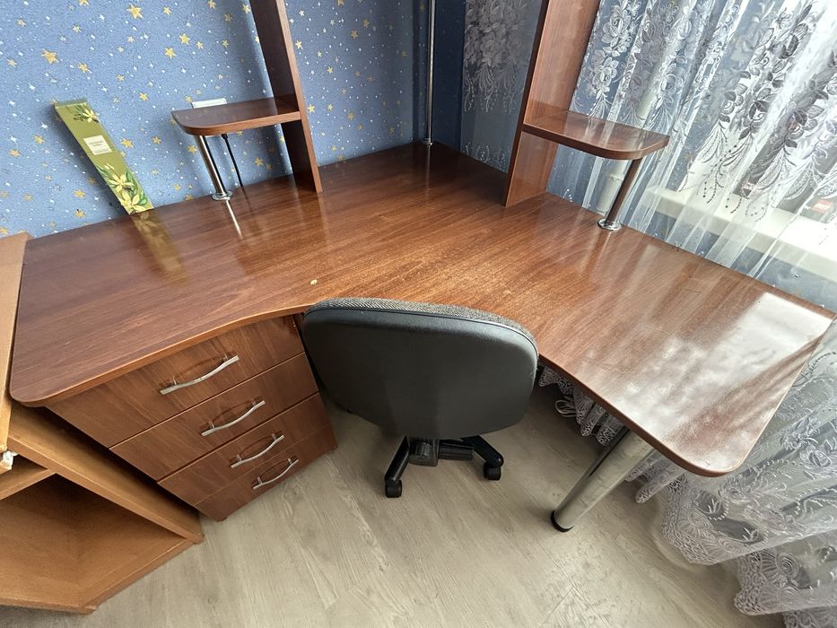 Продам Компʼютерний стіл.