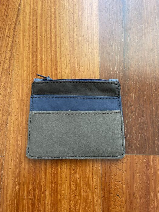 Porta cartões em pele com compartimento para notas e moedas.