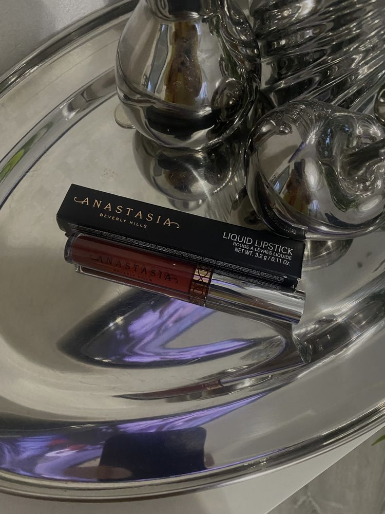 Anastasia Beverly Hills Liquid Lipstick винного відтінку