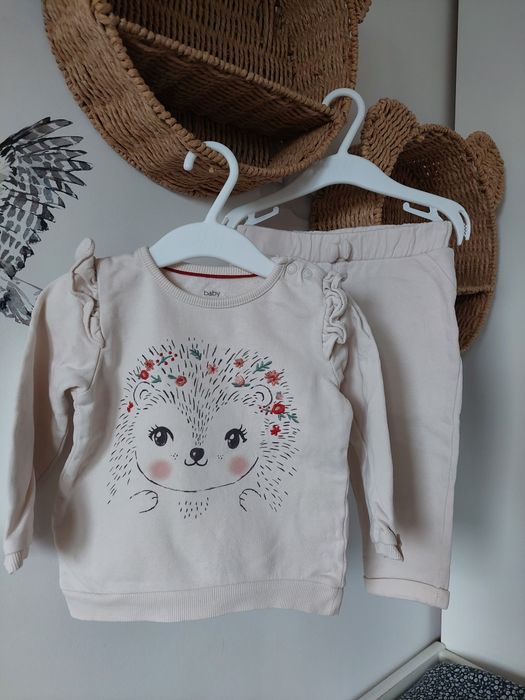 Dres dresik kremowy dla dziewczynki 86 C&A jeż bluza spodnie