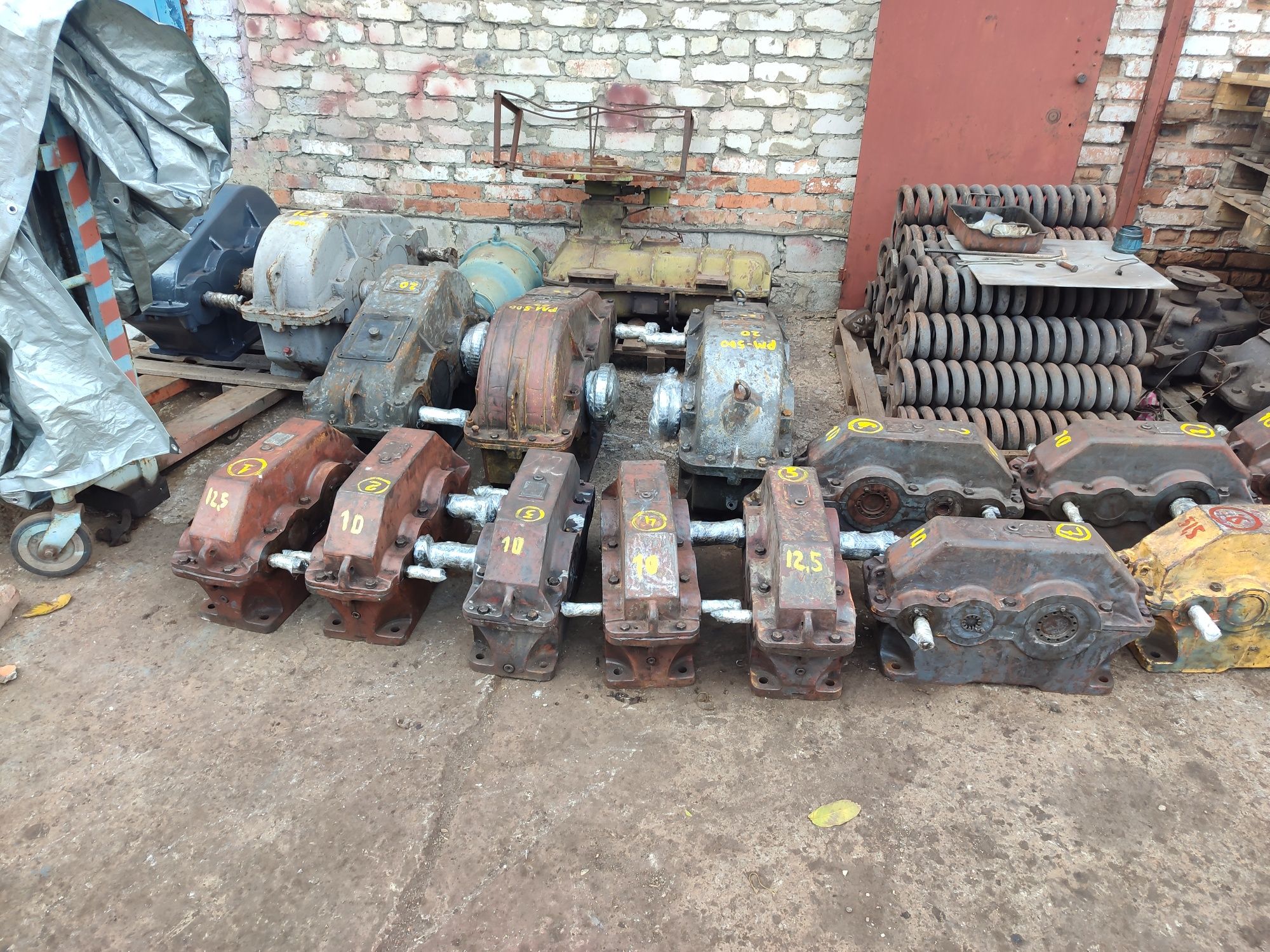 Продам редукторы ц2у-200