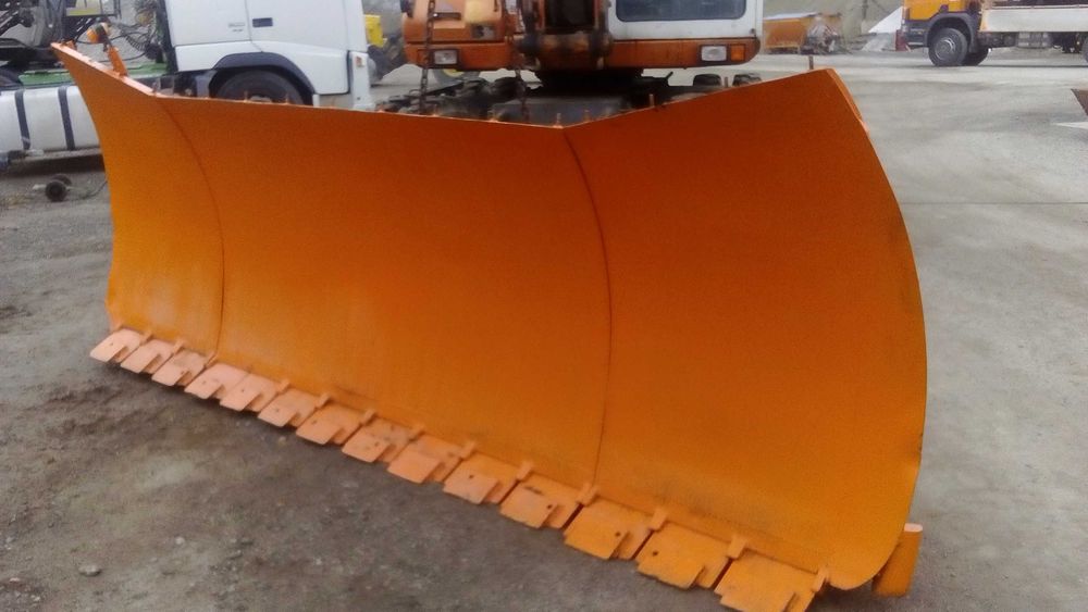 Pług typu ciężkiego do zimowego utrzymania.