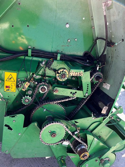 Прес-підбірник John Deere 864