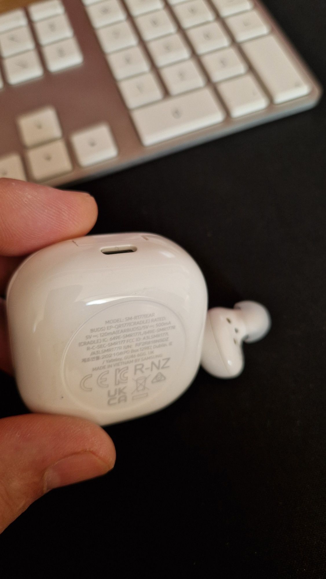 Бездротові навушники Samsung Buds (sm-r177) кейс і правий навушник