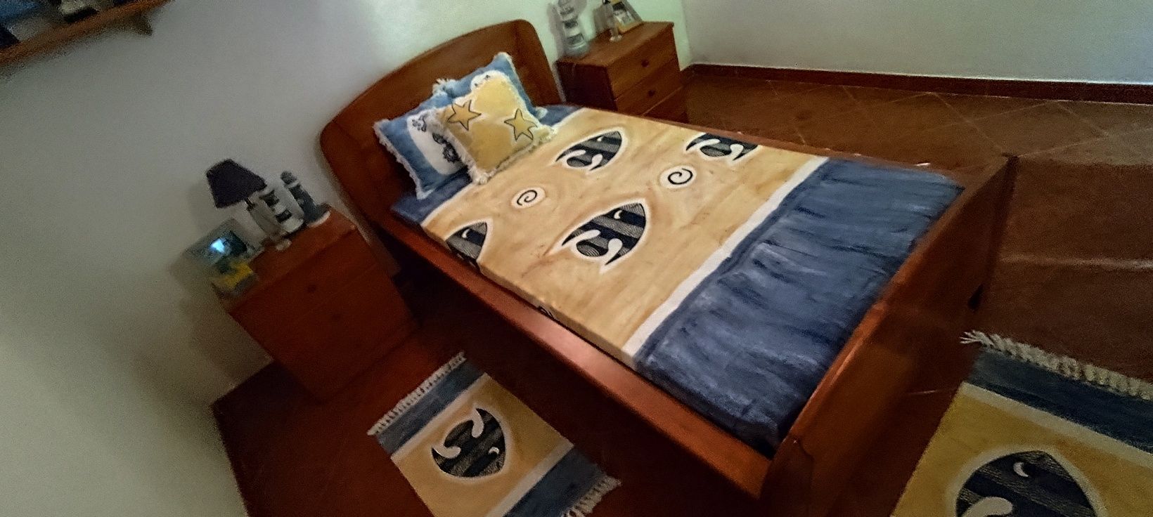 Cama, mesas cabeceira e colchão