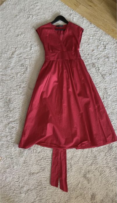 Червона сукня міді з бантом