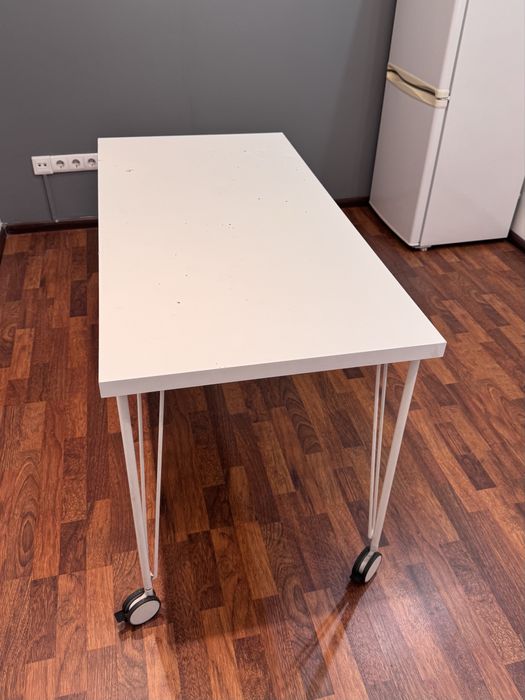 Білий стіл на колесах